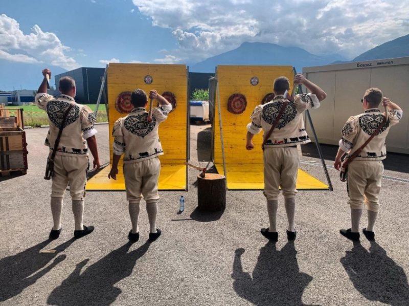 Sur demande, Axe Throwing Riviera peut se déplacer pour fournir deux cibles mobiles.