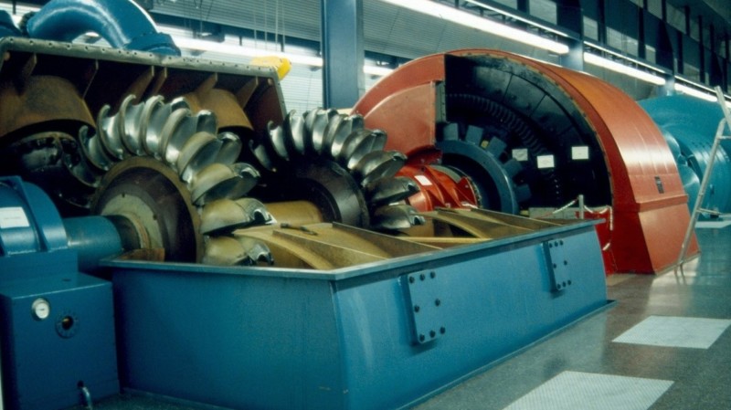 Une double turbine Pelton en maintenance avec son cache ouvert.