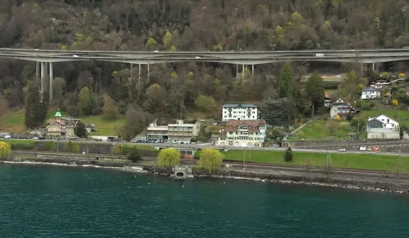 Une vue aérienne de la centrale sous le viaduc de Chillon.