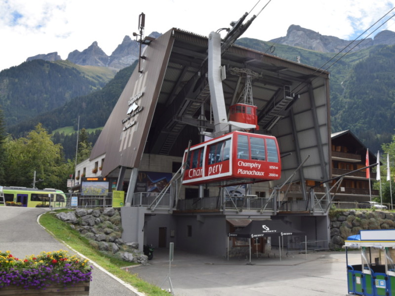 Le parking au niveau de la gare de train AOMC et de la station inférieure du téléphérique Champéry - Croix-de-Culet.