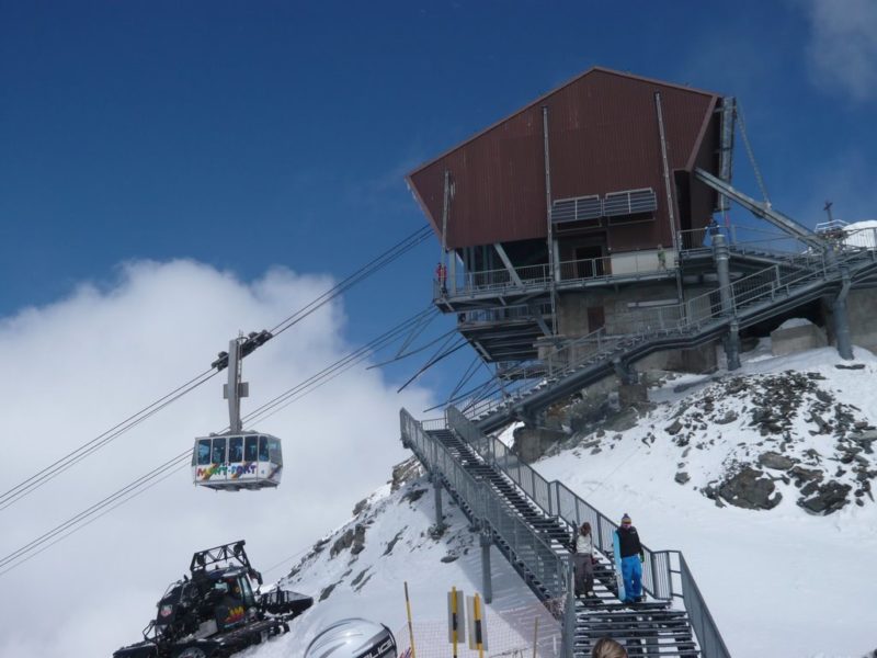 La station amont avec les escaliers métalliques pour rejoindre la piste de ski sur le glacier du Mont Fort.