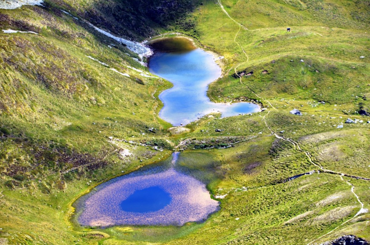Deux petits lacs qui font parties des sept gouilles d'Essertze dans la région de Thyon.