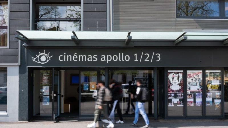 L'extérieur du cinéma Apollo de Neuchâtel.