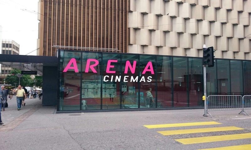 L'extérieur du cinéma Arena au centre-ville de Fribourg.