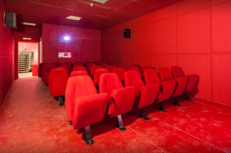  La salle de projection du cinéma Minimum à Neuchâtel