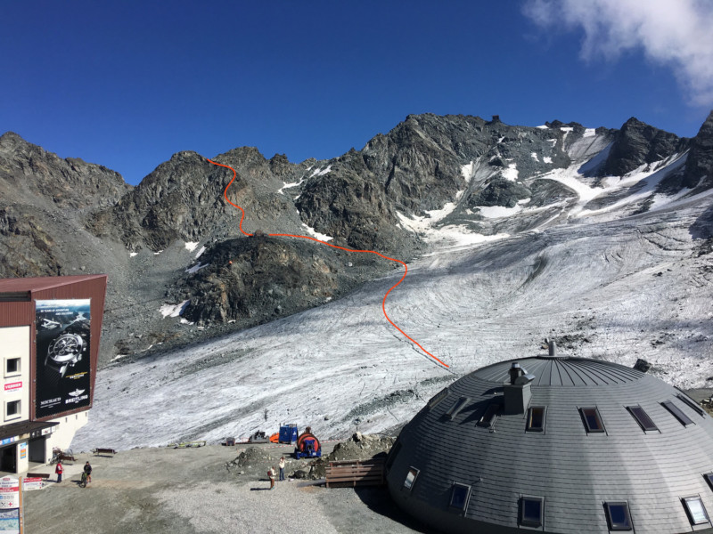La vue sur le chemin d'accès à travers le glacier de Tortin vers le début de la Cordata. On peut voir au fond à droite, la station supérieur du téléphérique.