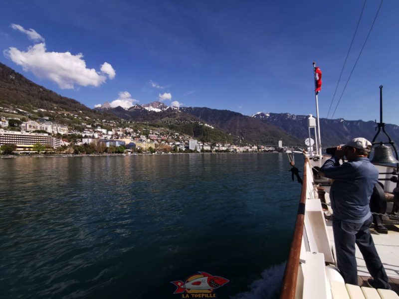 L'approche du bateau de la CGN vers le débarcadère de Montreux. En arrière-plan, au milieu, de gauche à droite, la Dent de Jaman (1759 m), le Merdasson (1858 m) et les Rochers de Naye (2042 m).