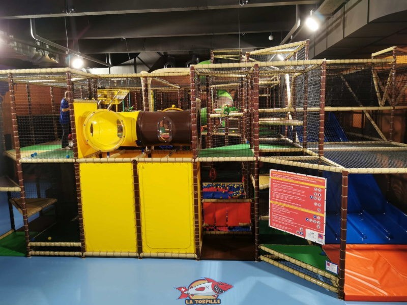 La 2ᵉ aire avec des structures de jeux, des boules et des toboggans.