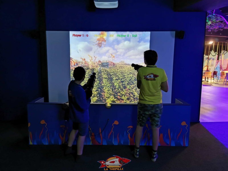 Des grands écrans interactifs pour les enfants dans la catégorie d'age de 7 à 12 ans.