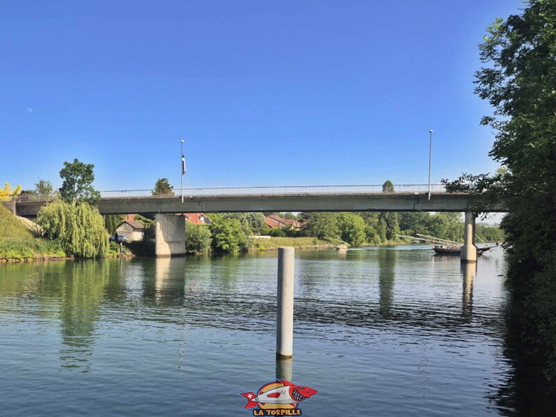 La vue depuis le pont qui traverse le canal de la Broye. Débarcadère de Sugiez, Mont-Vully, canal de la Broye, canton de Fribourg