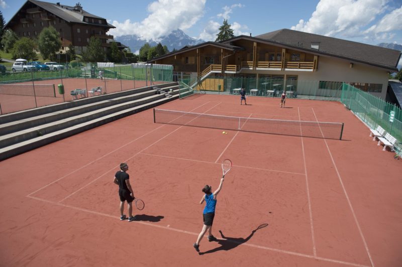 Les terrains de tennis extérieurs avec le bâtiment hébergeant les autres activités sportives