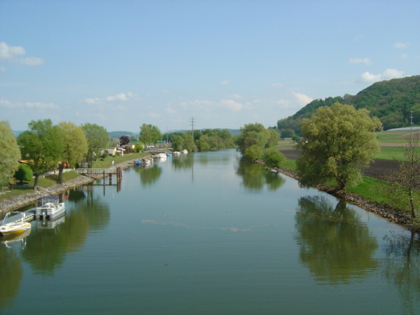 Le débarcadère de Sugiez sur le canal de la Broye dans la région du lac (canton de Fribourg)