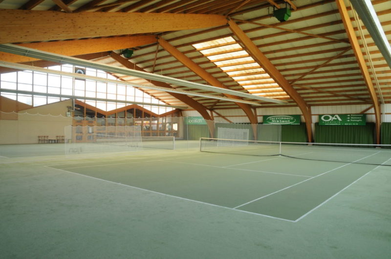 Les courts de tennis en intérieur.