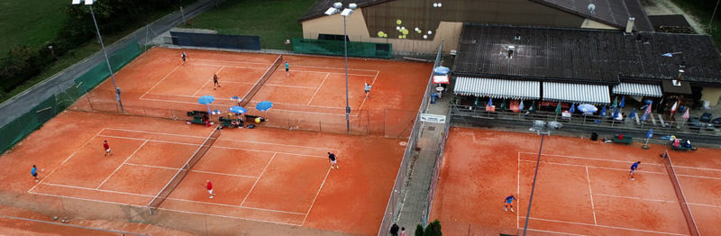 Les terrains de tennis en extérieur.