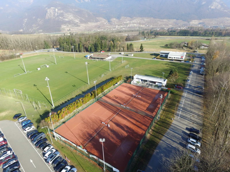Une vue d'avion des terrains de tennis.