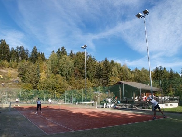 Les terrains de tennis d'Arbaz en extérieur