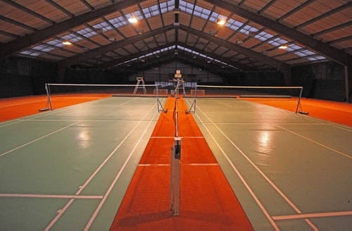 Les terrains de badminton en intérieur.