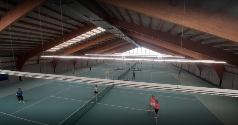 Les terrains de tennis d'Agy en intérieur à Granges-Paccot.