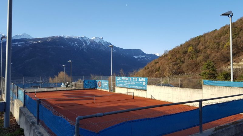 Les terrains de tennis de Chamoson en extérieur.