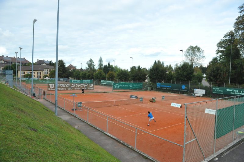 Les terrains de tennis de la Chaux-de-Fonds en extérieur.