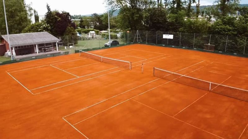 Les terrains de tennis de Cressier Cornaux en extérieur.