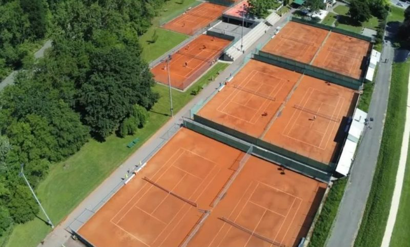 Les terrains de tennis de Drizia en extérieur.