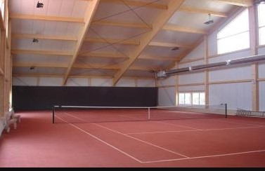 Le terrain de tennis de Grolley en intérieur.