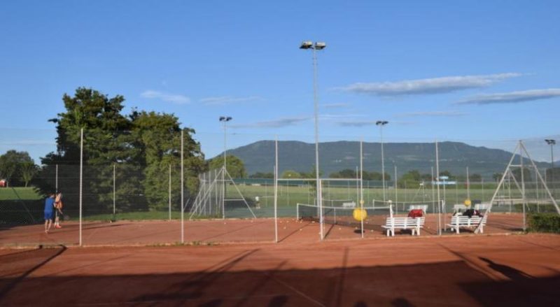 Les terrains de tennis de Meinier en extérieur.