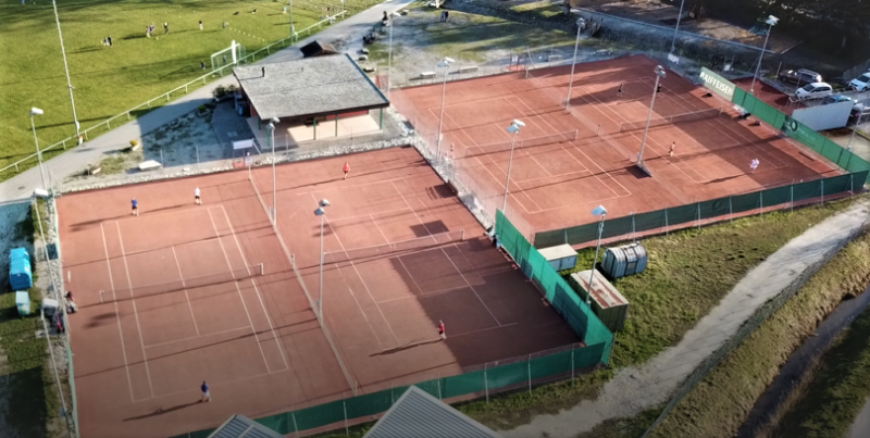 Les terrains de tennis de St-Léonard en extérieur.