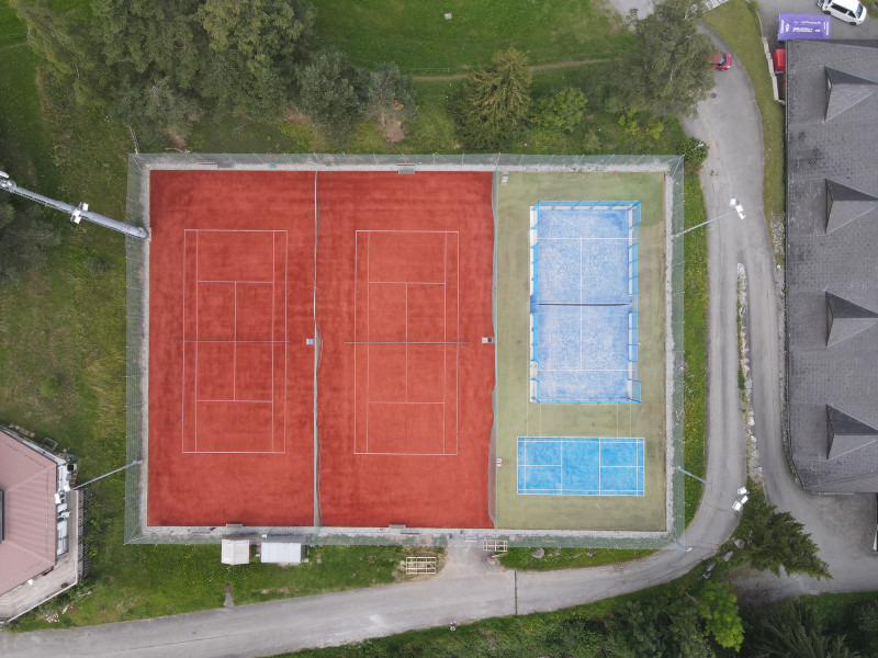 Les terrains de tennis, badminton et padel en extérieur à Torgon, commune de Vionnaz. Photo : torgon.ch