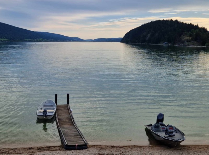 Le lac de Joux sous un ciel nuageux.