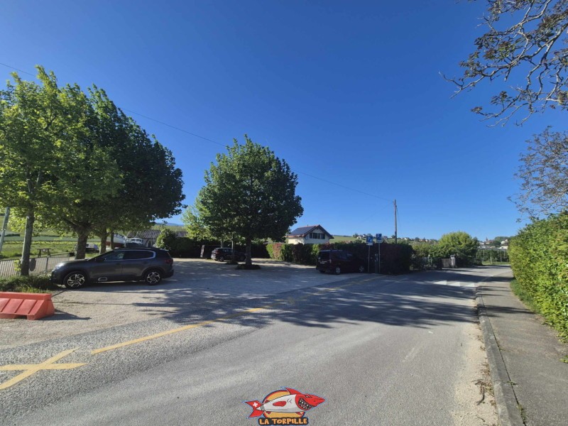 Parking, plage de l'embouchure de l'Aubonne, Allaman. Le parking payant pour accéder à la plage.