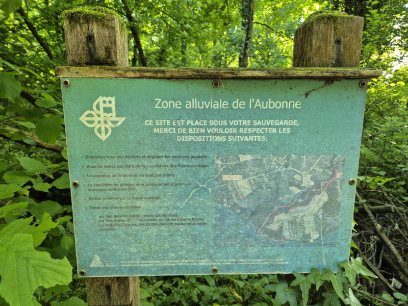 Un panneau qui indique que le site se trouve dans la zone alluviale de l'Aubonne.. Plage de l'embouchure de l'Aubonne, Allaman.