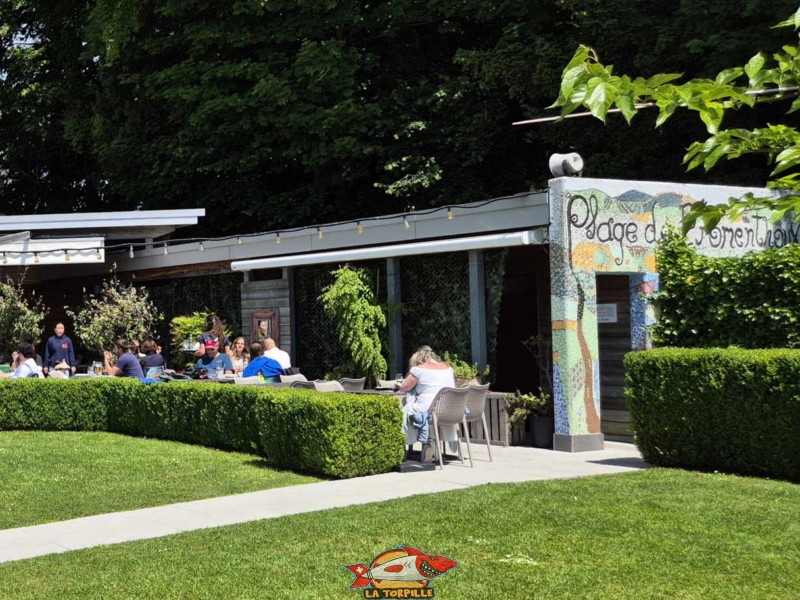 Les toilettes et les vestiaires à côté de la buvette. Plage de Promenthoux, Prangins, Léman.