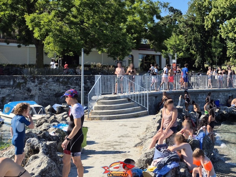 L'accès depuis le pont qui mène à la digue. Plage de la perle du lac, Genève.