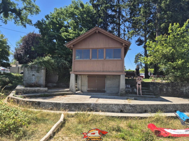 plage du port d'Yvonand depuis le côté est. Lac de Neuchâtel, Canton de Vaud.