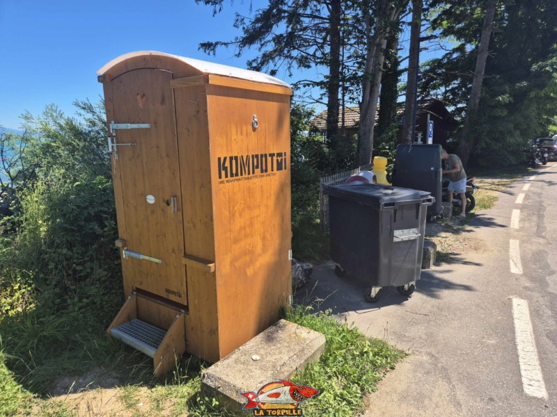 Les toilettes et la zone de tri des déchets. Plage du port d'Yvonand. Lac de Neuchâtel, Canton de Vaud.