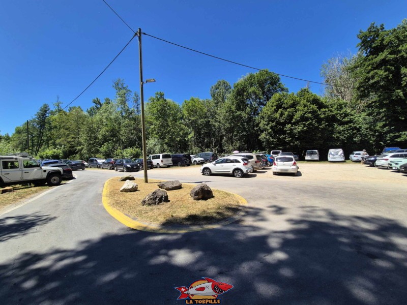 Les places de parking à côté de l'entrée de la plage de Goncerut. Yvonand.