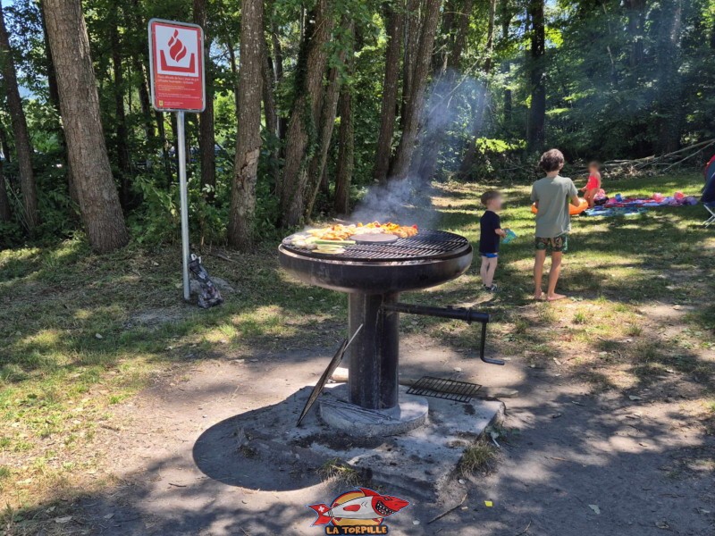 Un grill à disposition des utilisateurs de la plage de Goncerut, Yvonand.