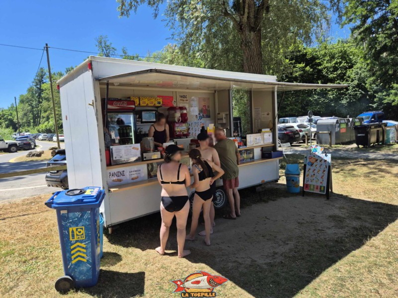 La roulotte qui fait office de buvette. Plage de Goncerut, Yvonand.