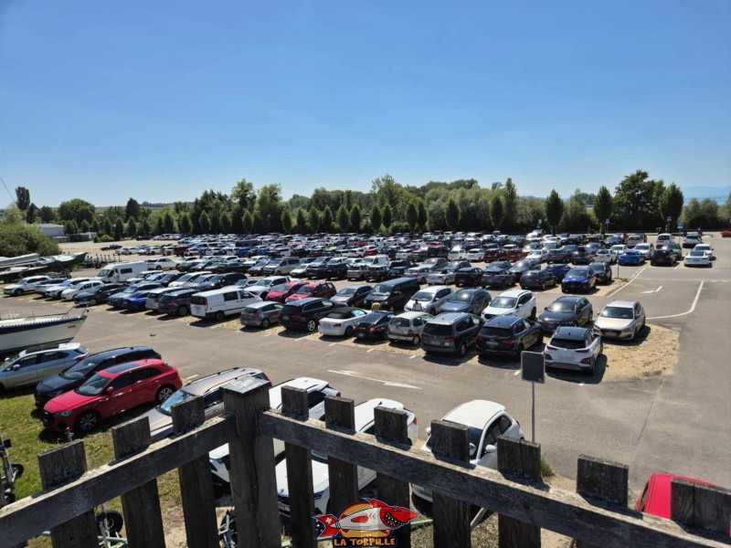 Le grand parking payant à côté de la plage de Chevroux. Plage de Chevroux, lac de Neuchâtel, Canton de Vaud. Le grand parking payant à côté de la plage de Chevroux. Plage de Chevroux, lac de Neuchâtel, Canton de Vaud.