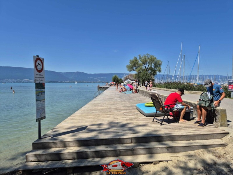 Deck. Plage de Chevroux, lac de Neuchâtel, Canton de Vaud.