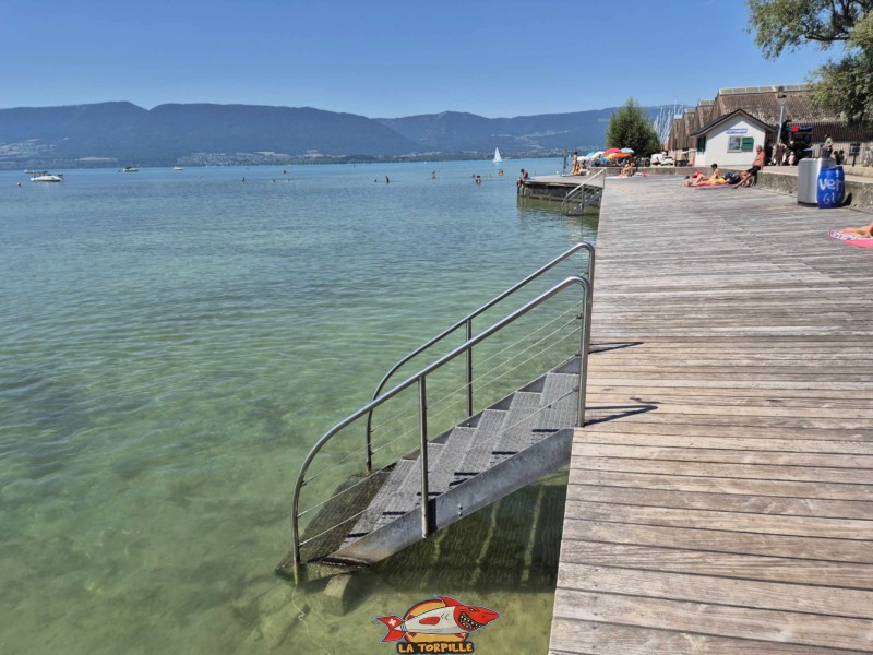 Deck. Plage de Chevroux, lac de Neuchâtel, Canton de Vaud.