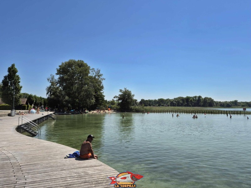 Deck. Plage de Chevroux, lac de Neuchâtel, Canton de Vaud.