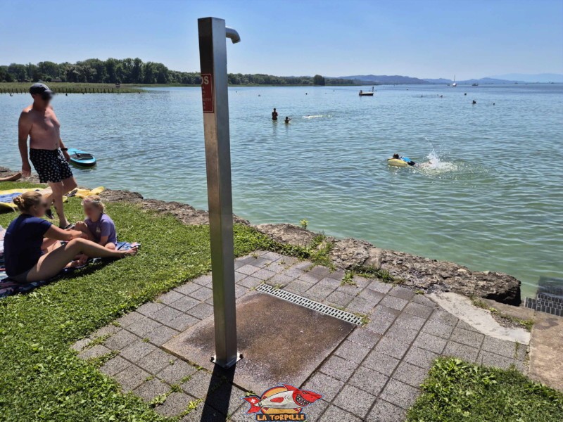Une douche le long de la jetée. Plage de Chevroux, lac de Neuchâtel, Canton de Vaud. Une douche le long de la jetée. Plage de Chevroux, lac de Neuchâtel, Canton de Vaud.