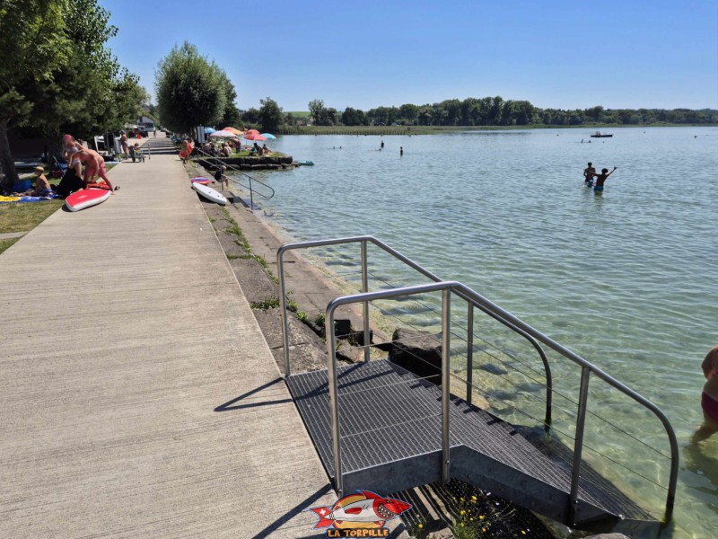 Escalier. Plage de Chevroux, lac de Neuchâtel, Canton de Vaud.