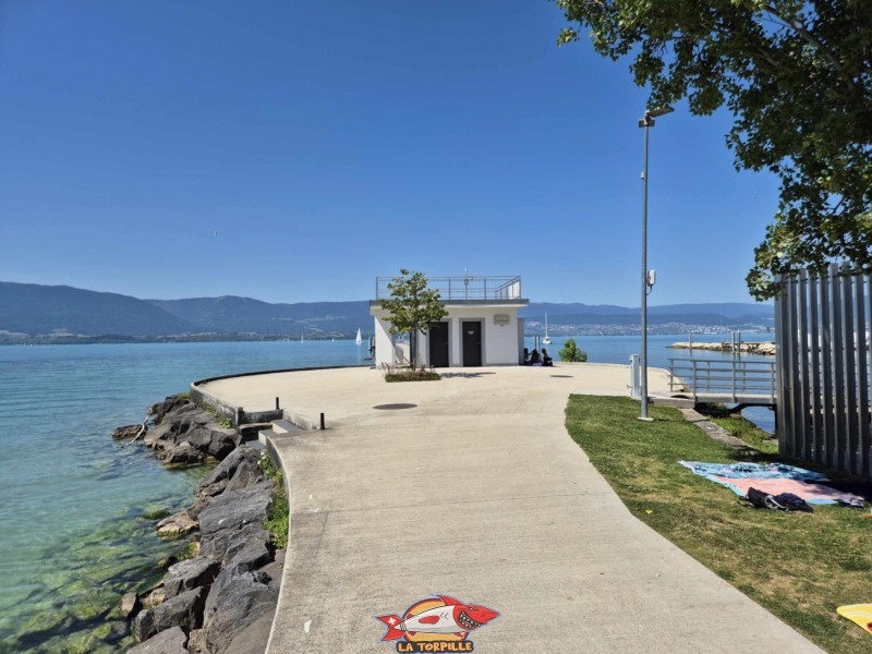 La salle d'attente se trouve au bout de la jetée du port de Chevroux. Débarcadère de Chevroux, lac de Neuchâtel, Broye-Vully, canton de Vaud.