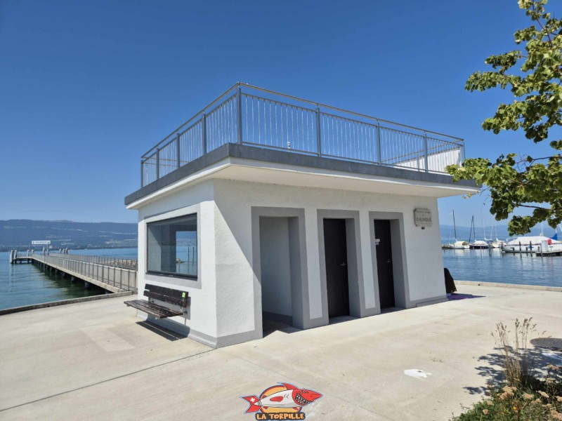 La salle d'attente se trouve au bout de la jetée du port de Chevroux. Débarcadère de Chevroux, lac de Neuchâtel, Broye-Vully, canton de Vaud.