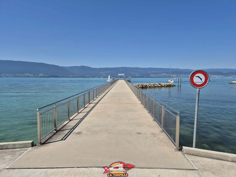 Le ponton en direction du débarcadère. Débarcadère de Chevroux, lac de Neuchâtel, Broye-Vully, canton de Vaud.