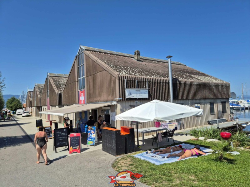 La buvette "La cabane du Pêcheur" au début de la jetée. Plage de Chevroux, lac de Neuchâtel, Canton de Vaud. La buvette "La cabane du Pêcheur" au début de la jetée. Plage de Chevroux, lac de Neuchâtel, Canton de Vaud.